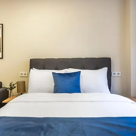 Fabulous Studio Wac In Friendly Neighborhood Apartment *